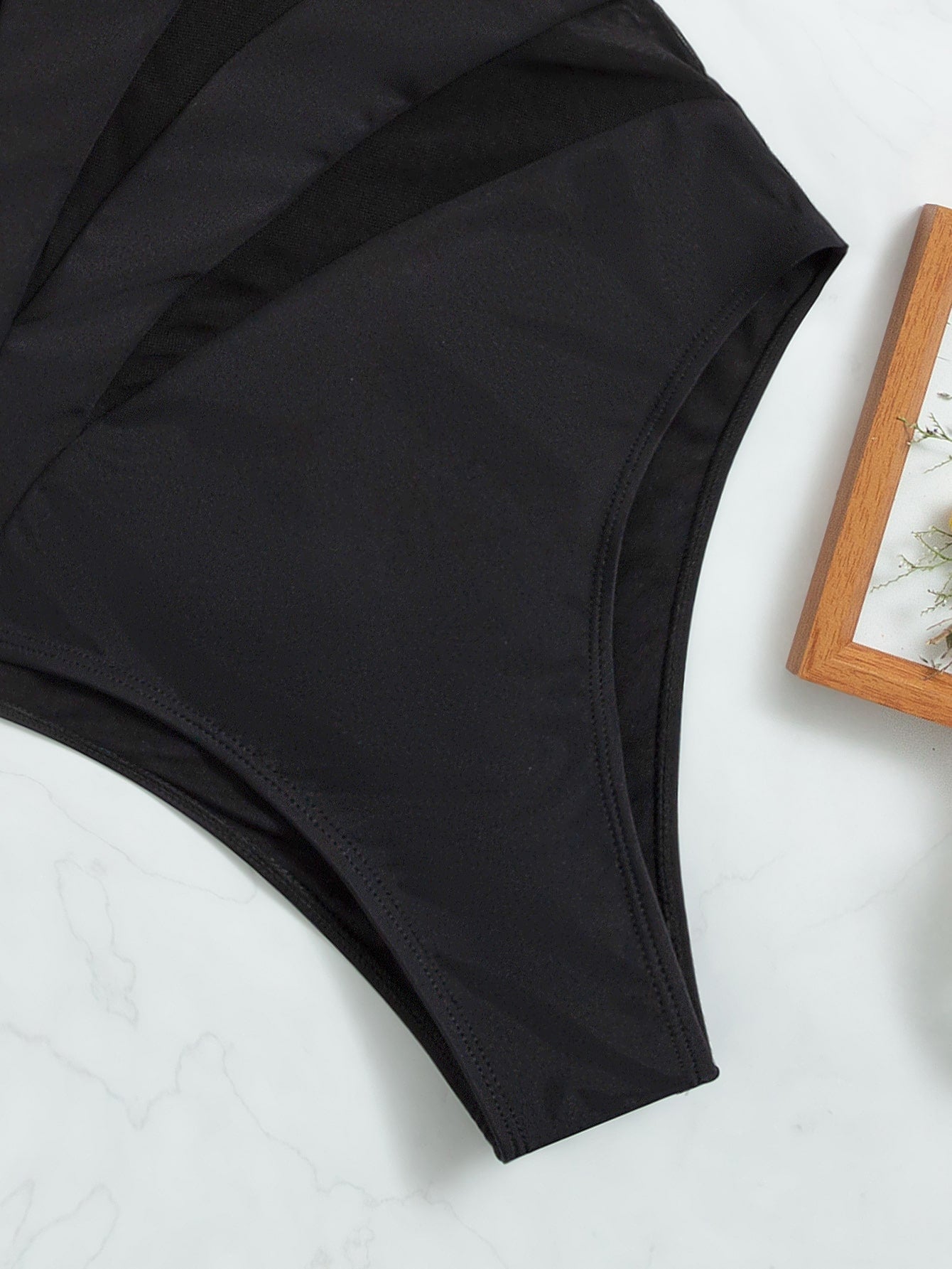 Maiô Contraste – Elegância e Estilo com Cores Marcantes