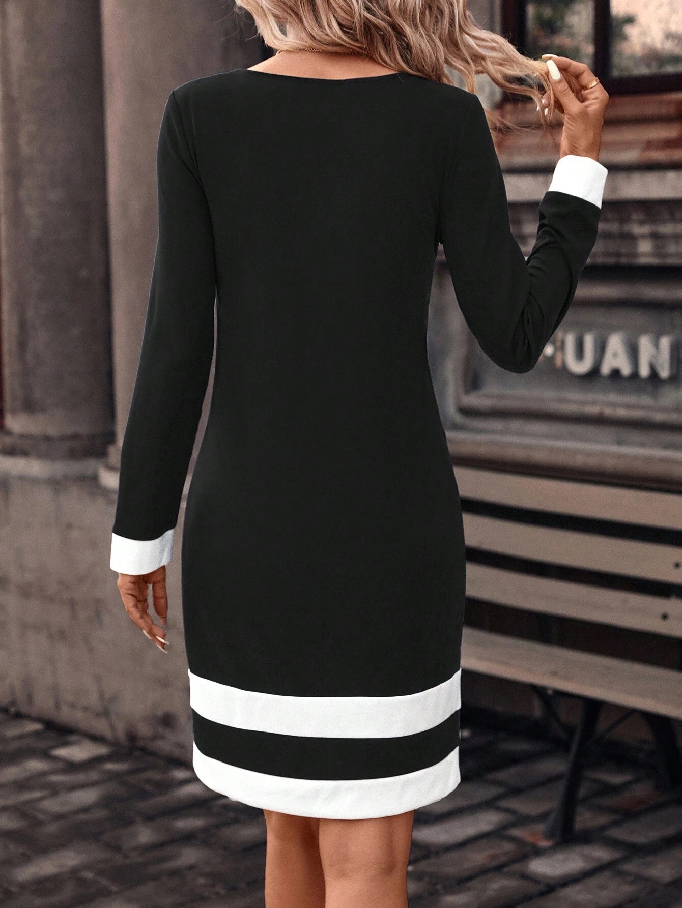 Vestido Listrado de Gola Redonda