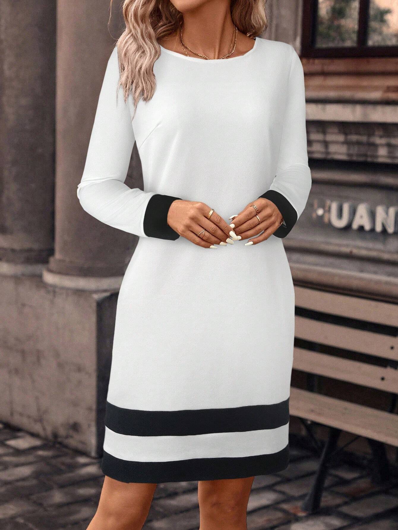 Vestido Listrado de Gola Redonda