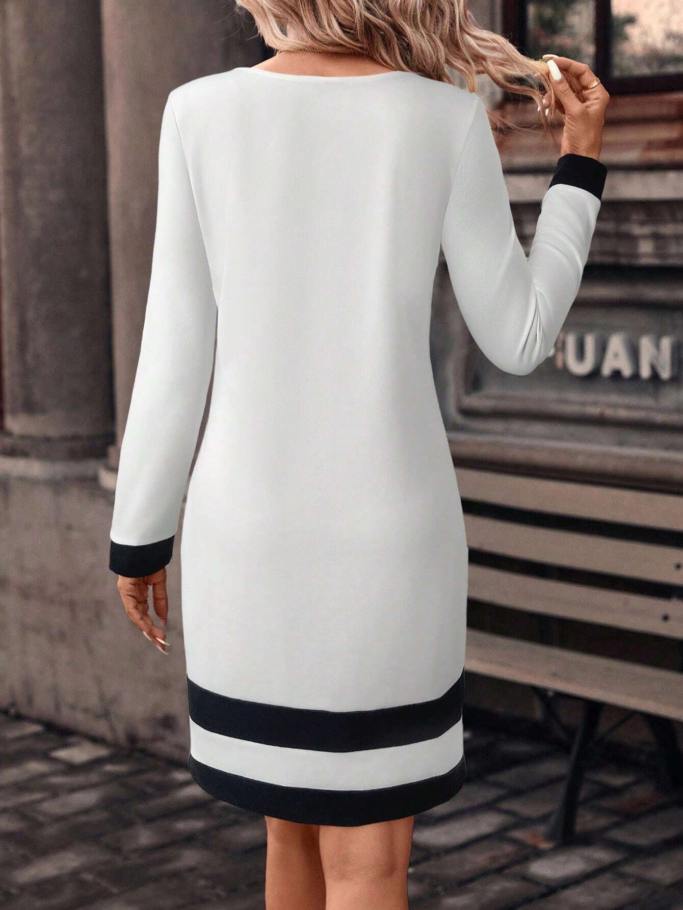 Vestido Listrado de Gola Redonda
