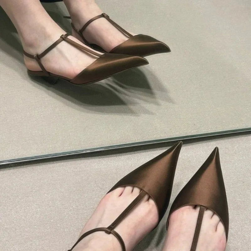 Sandálias sexy de dedo apontado para mulheres, salto baixo confortável, sandália na moda, versátil, bombas de tamanho grande, sapatos de marca