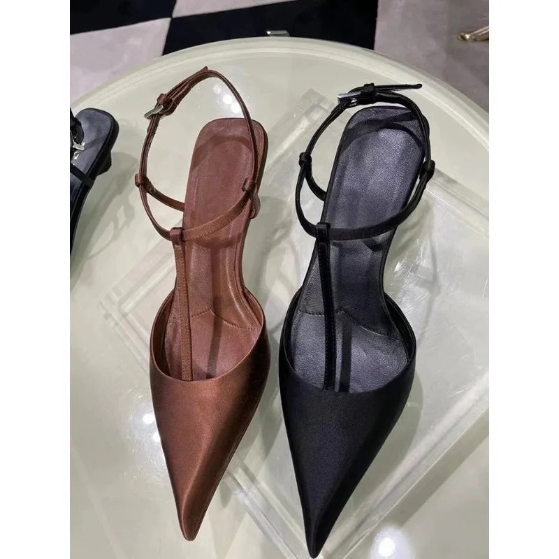 Sandálias sexy de dedo apontado para mulheres, salto baixo confortável, sandália na moda, versátil, bombas de tamanho grande, sapatos de marca