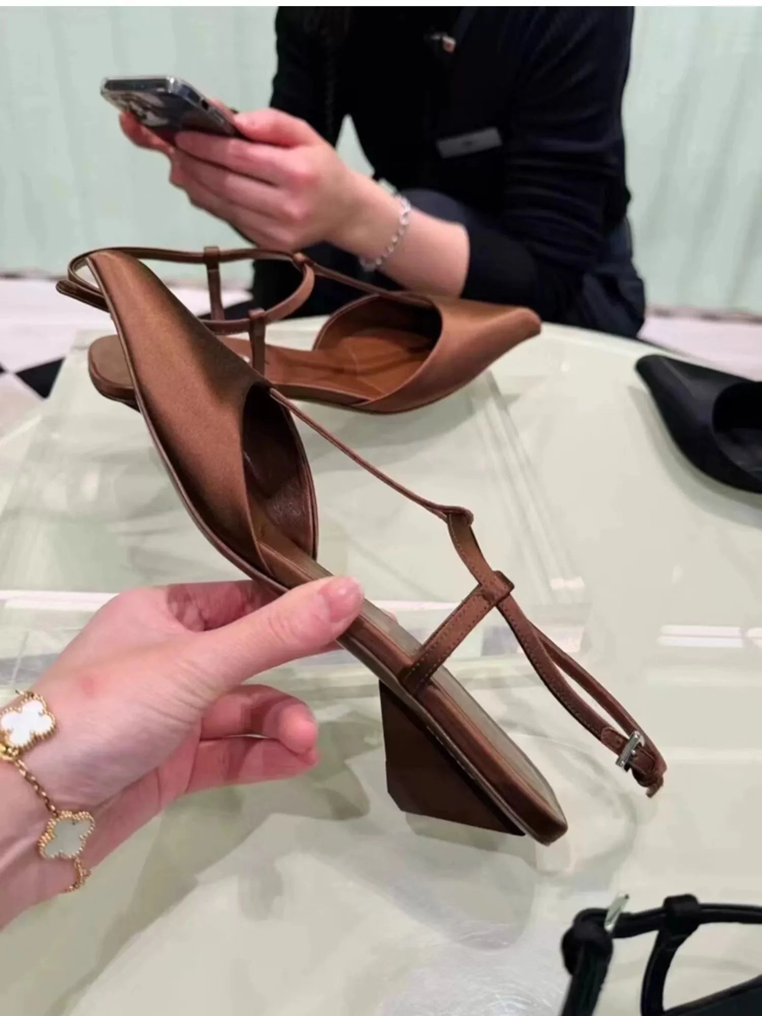 Sandálias sexy de dedo apontado para mulheres, salto baixo confortável, sandália na moda, versátil, bombas de tamanho grande, sapatos de marca