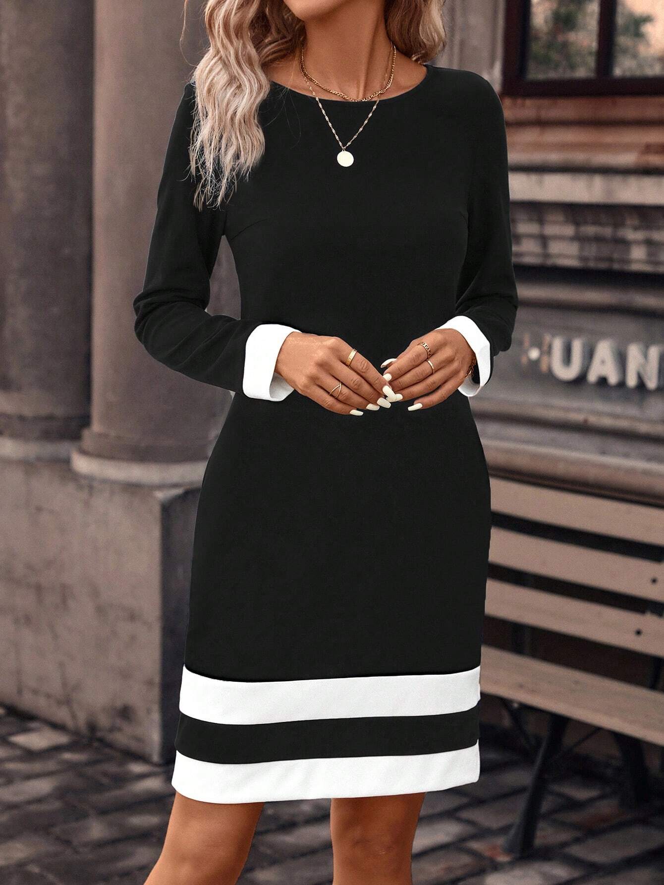 Vestido Listrado de Gola Redonda