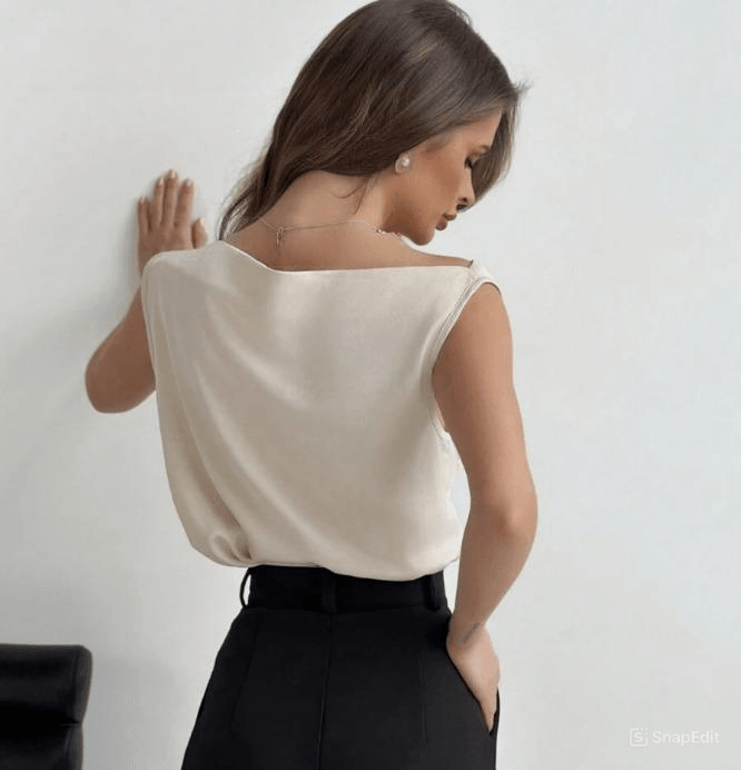 Blusa com Decote Assimétrico Plissado